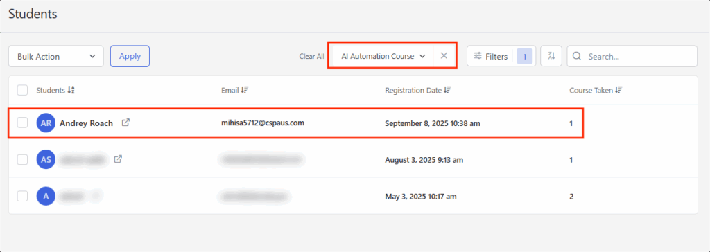 Un estudiante se matricula en un curso a través de Tutor LMS o LearnDash